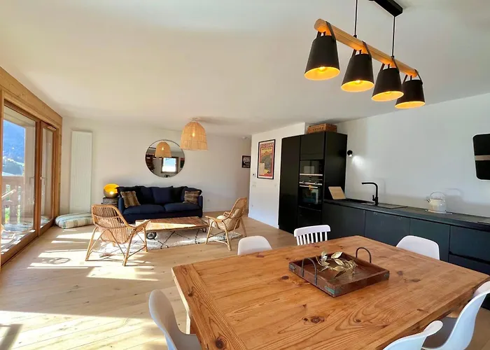 Bright With Balcony And Stunning Views